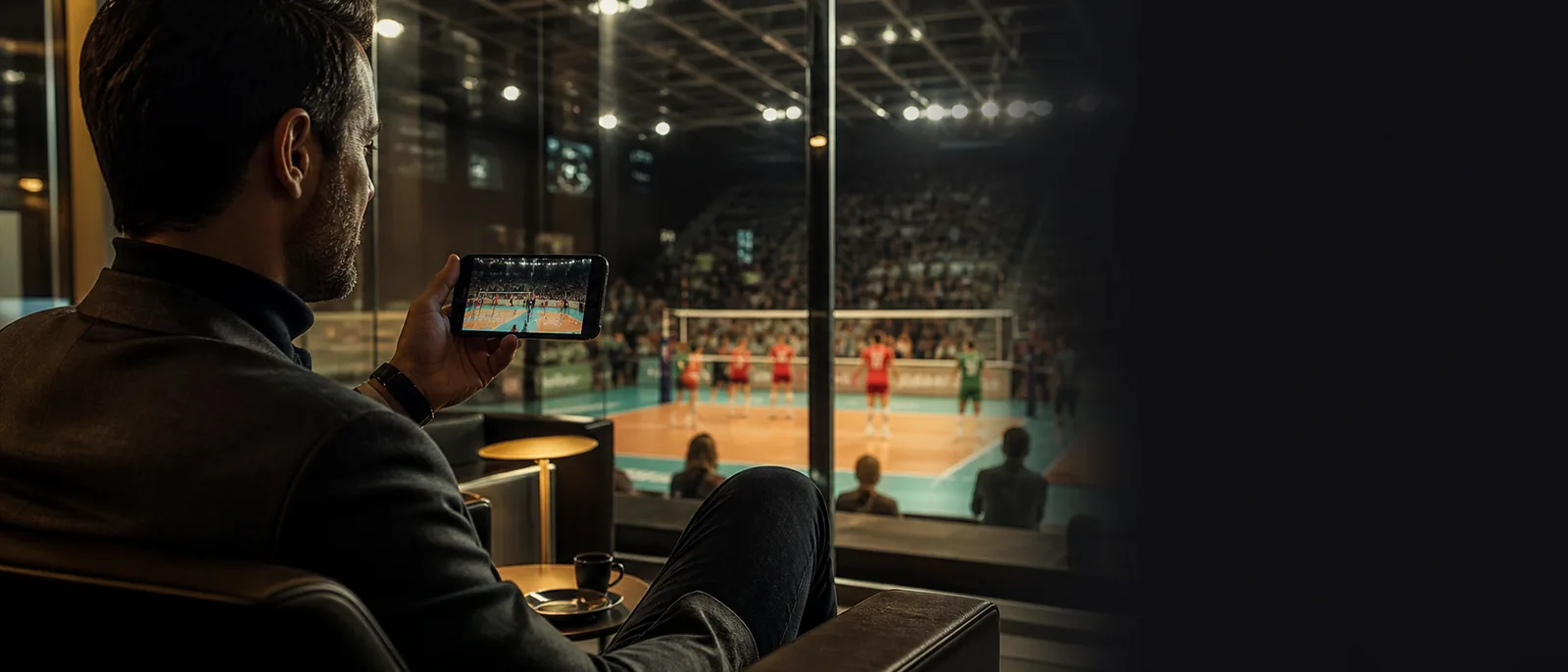Jogadores adultos de voleibol ao centro de um pavilhão português com a marca BetLabel